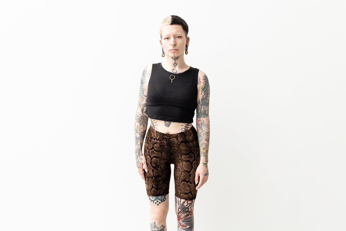 Biker Shorts - mit abstraktem Schlangenmuster - Batik, Siebdruck - schwarz-apricot