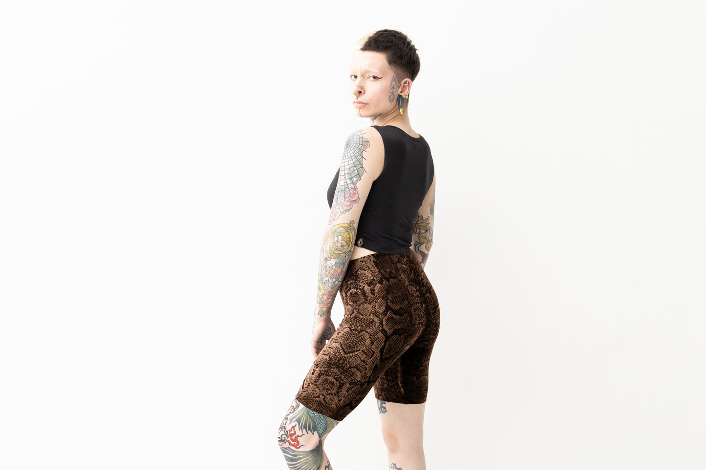 Biker Shorts - mit abstraktem Schlangenmuster - Batik, Siebdruck - schwarz-apricot