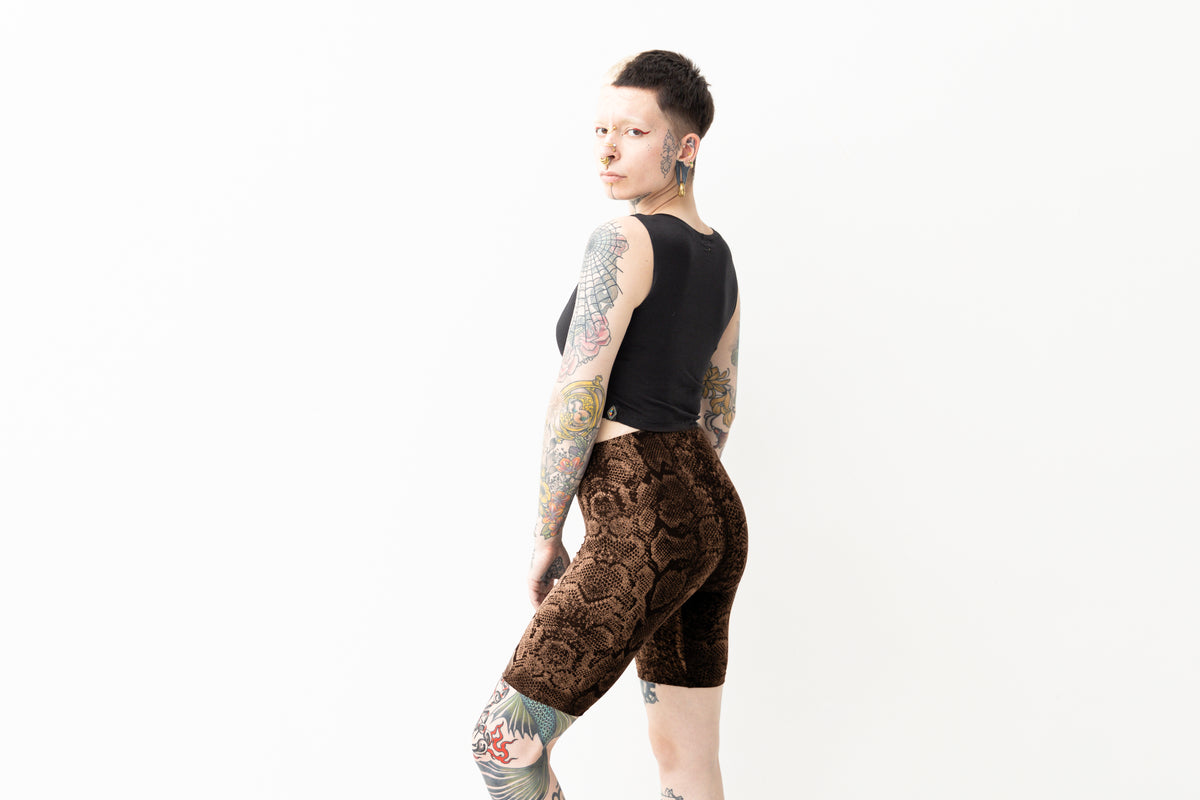 Dunkle Variante der schwarz-apricotfarbenen Shorts mit unregelmäßigem Schlangenmuster.
