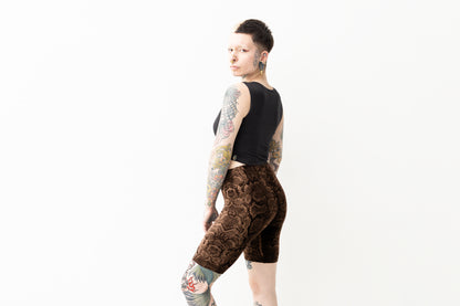 Biker Shorts - mit abstraktem Schlangenmuster - Batik, Siebdruck - schwarz-apricot