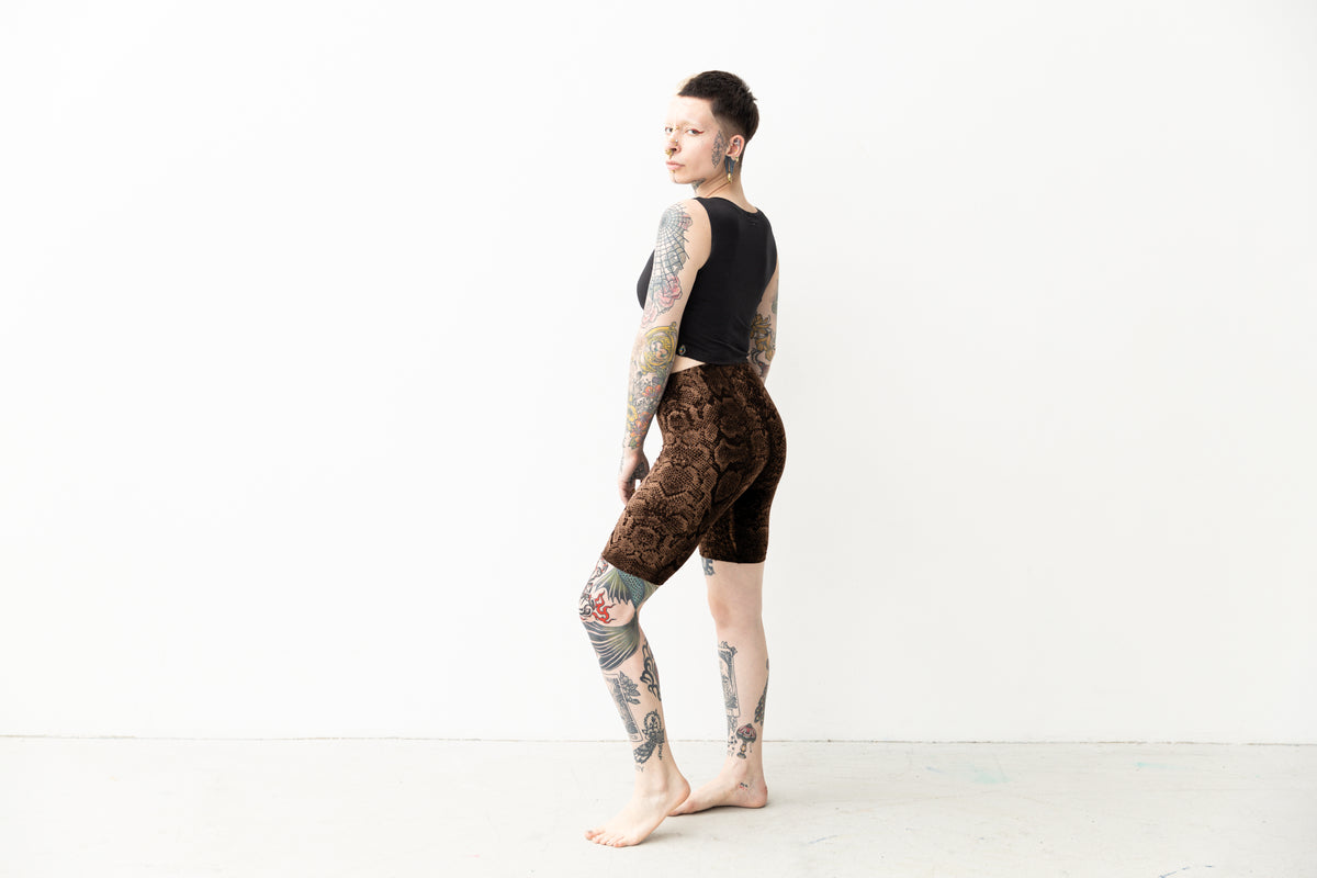 Alternative Damen-Shorts mit abstraktem Schlangenprint und Mid-Waist-Schnitt.