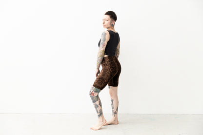 Biker Shorts - mit abstraktem Schlangenmuster - Batik, Siebdruck - schwarz-apricot