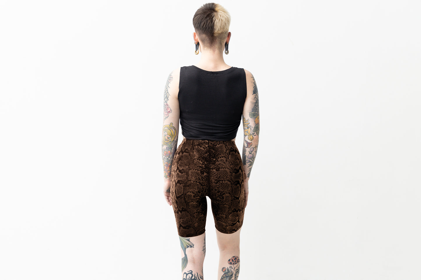 Biker Shorts - mit abstraktem Schlangenmuster - Batik, Siebdruck - schwarz-apricot