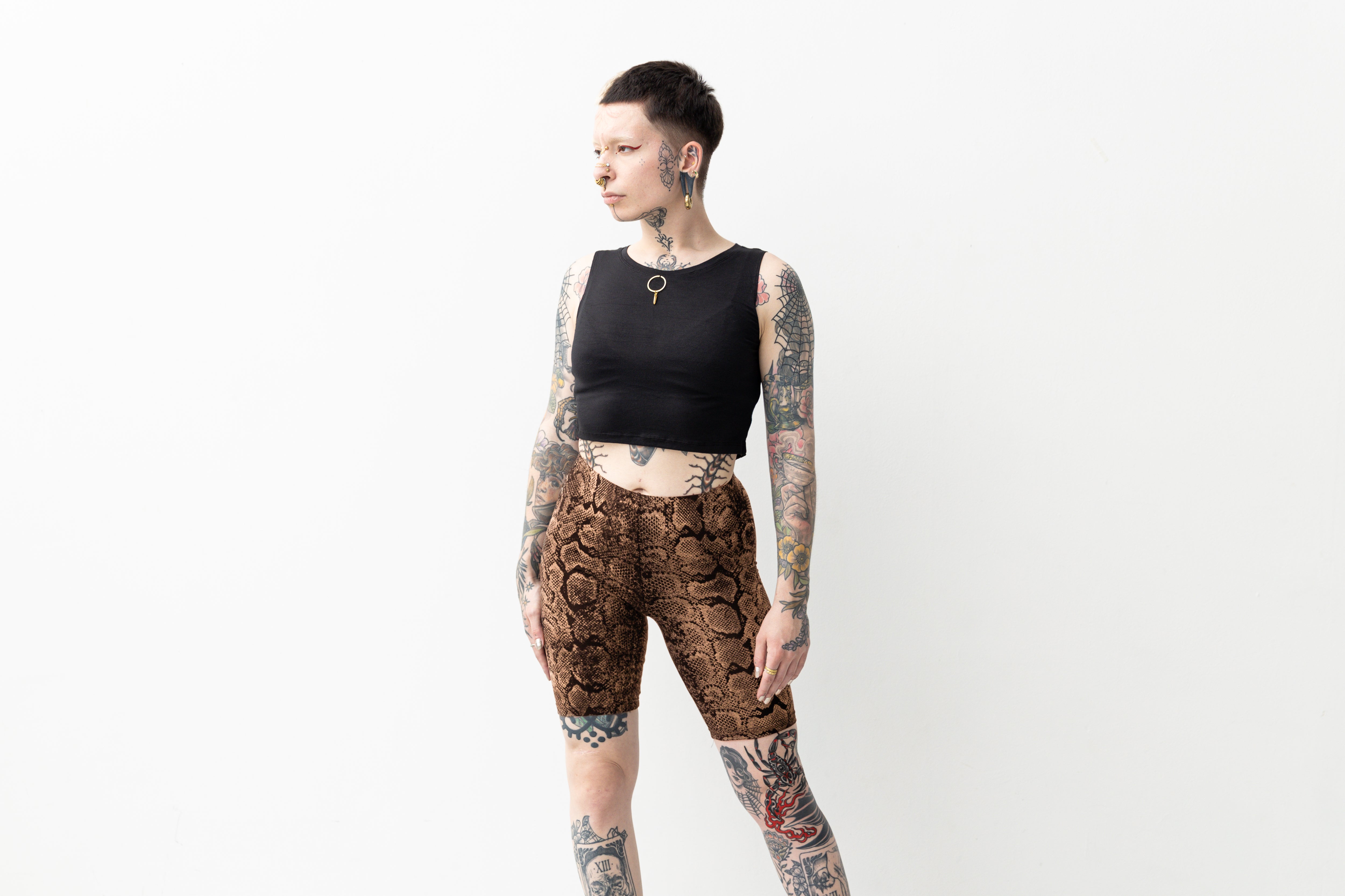 Biker Shorts - mit abstraktem Schlangenmuster - Batik, Siebdruck - schwarz-apricot