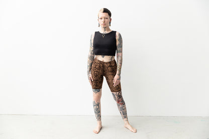 Biker Shorts - mit abstraktem Schlangenmuster - Batik, Siebdruck - schwarz-apricot