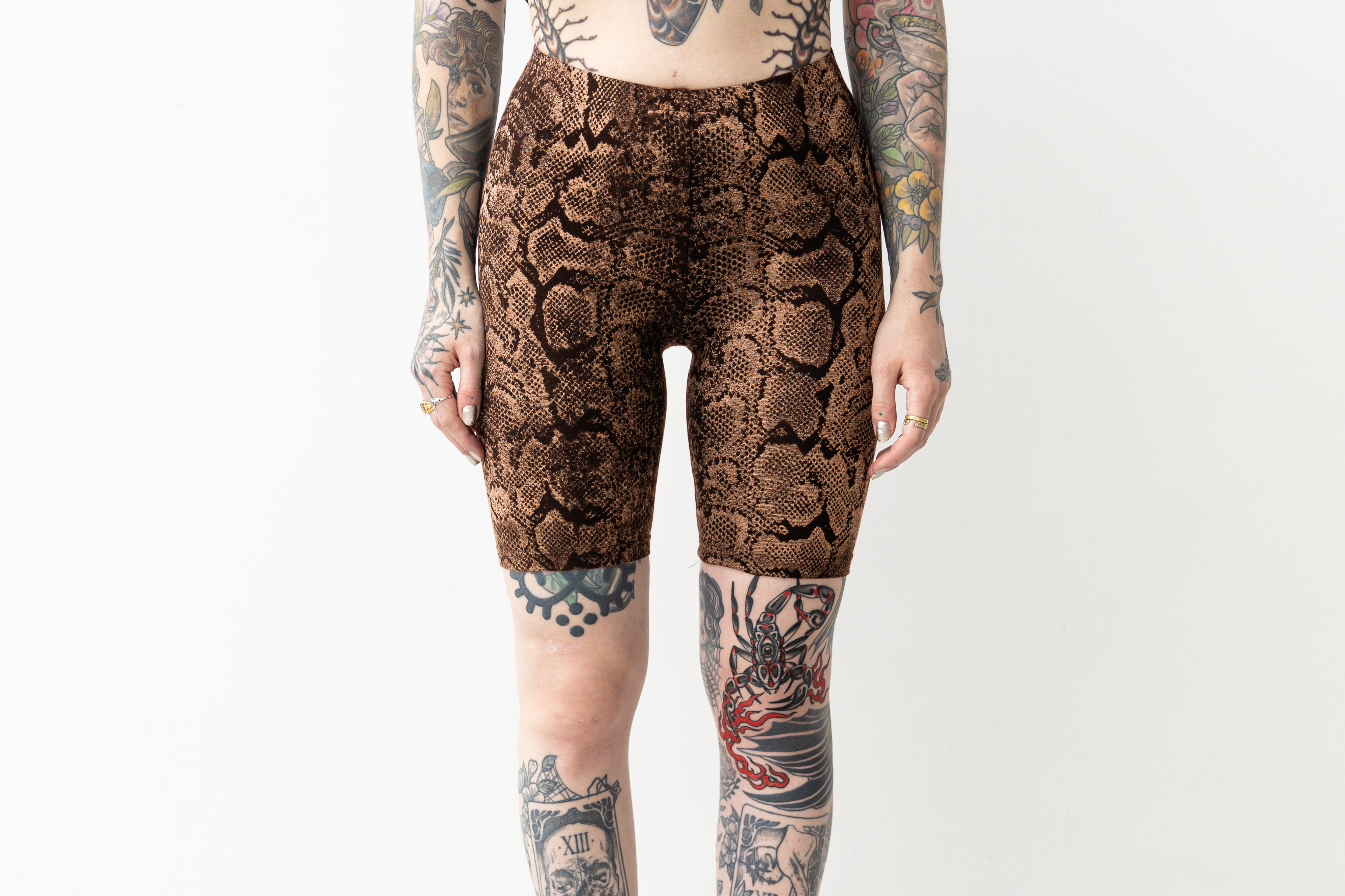 Biker Shorts - mit abstraktem Schlangenmuster - Batik, Siebdruck - schwarz-apricot