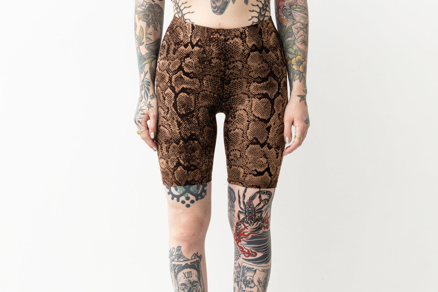 Biker Shorts - mit abstraktem Schlangenmuster - Batik, Siebdruck - schwarz-apricot