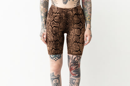 Biker Shorts - mit abstraktem Schlangenmuster - Batik, Siebdruck - schwarz-apricot