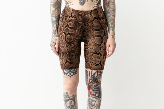 Elastische Biker Shorts mit künstlerischem Schlangenmuster in Schwarz und Apricot.