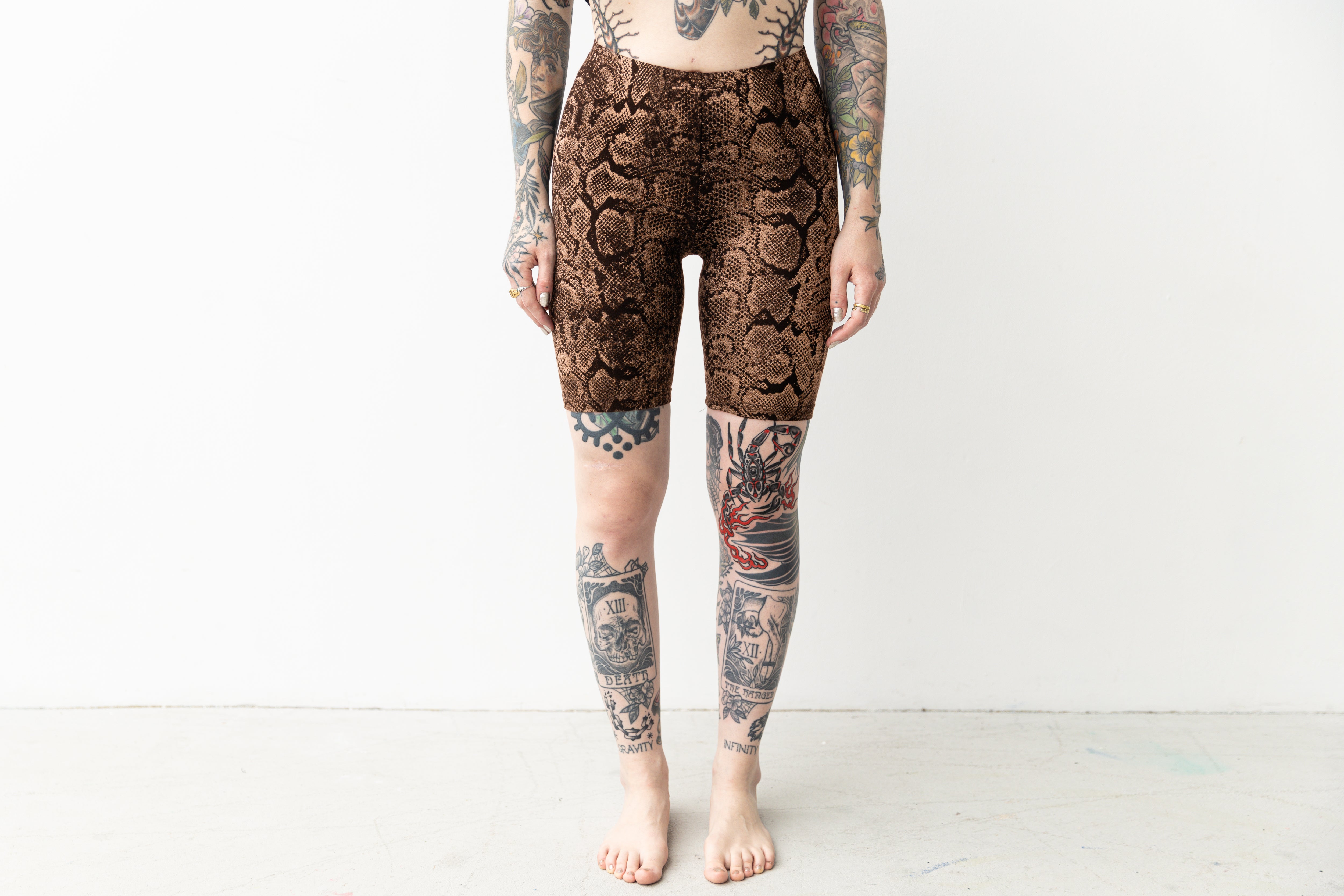 Mid-Waist Biker Shorts mit ausgefallenem Batik- Siebdruckmuster.