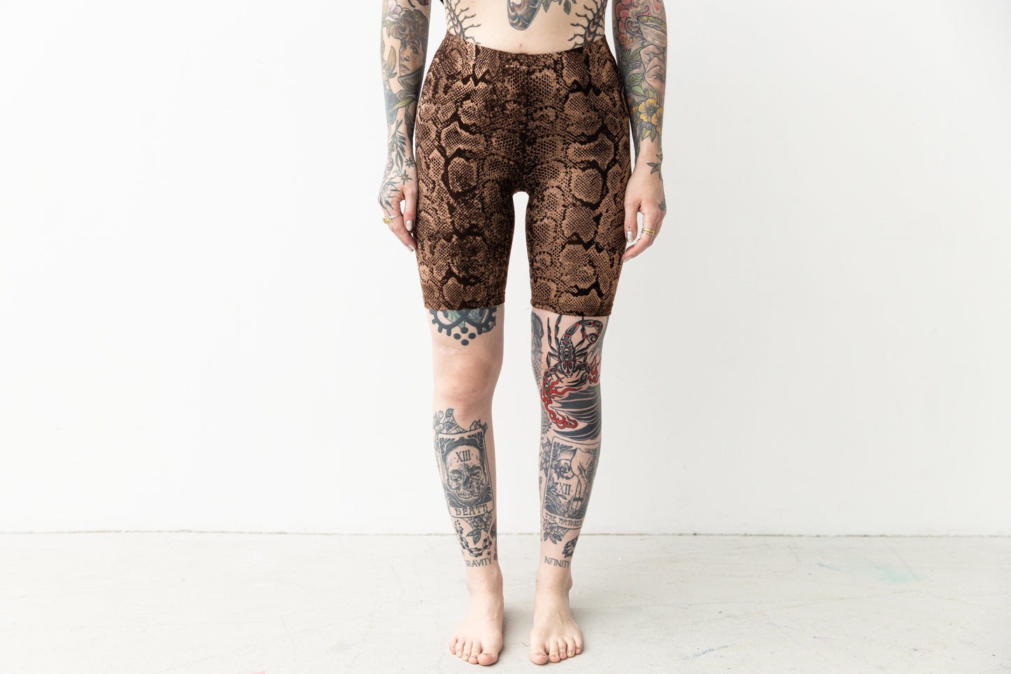 Biker Shorts - mit abstraktem Schlangenmuster - Batik, Siebdruck - schwarz-apricot