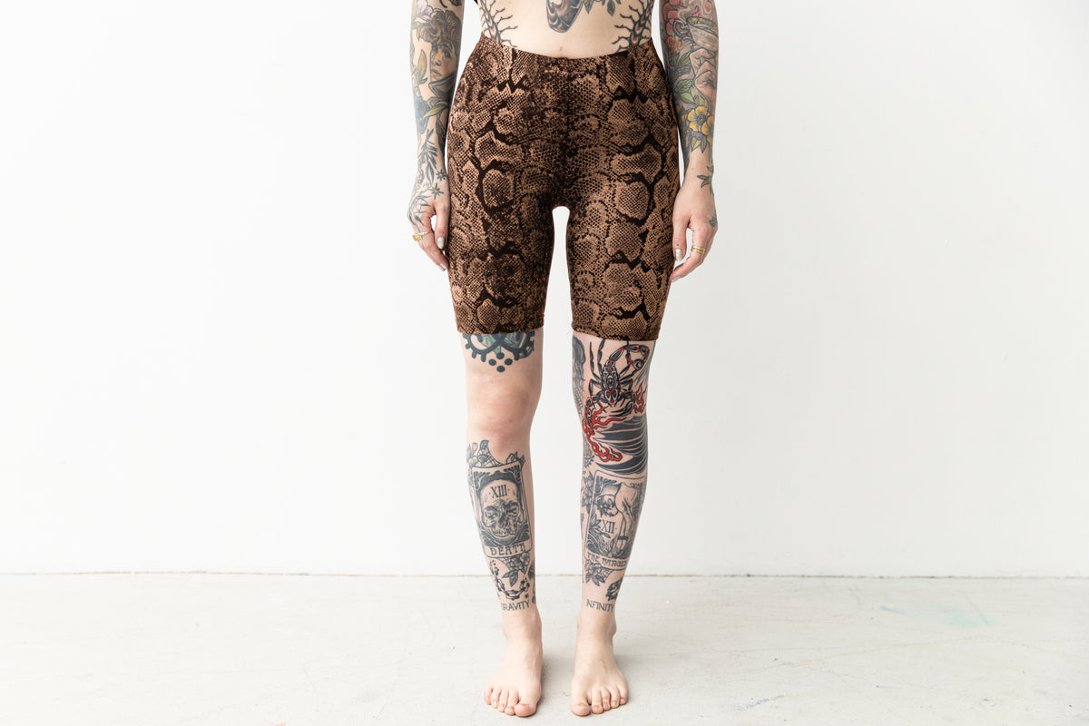 Mid-Waist Biker Shorts mit ausgefallenem Batik- Siebdruckmuster.