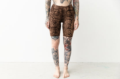 Biker Shorts - mit abstraktem Schlangenmuster - Batik, Siebdruck - schwarz-apricot