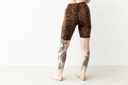 Biker Shorts - mit abstraktem Schlangenmuster - Batik, Siebdruck - schwarz-apricot