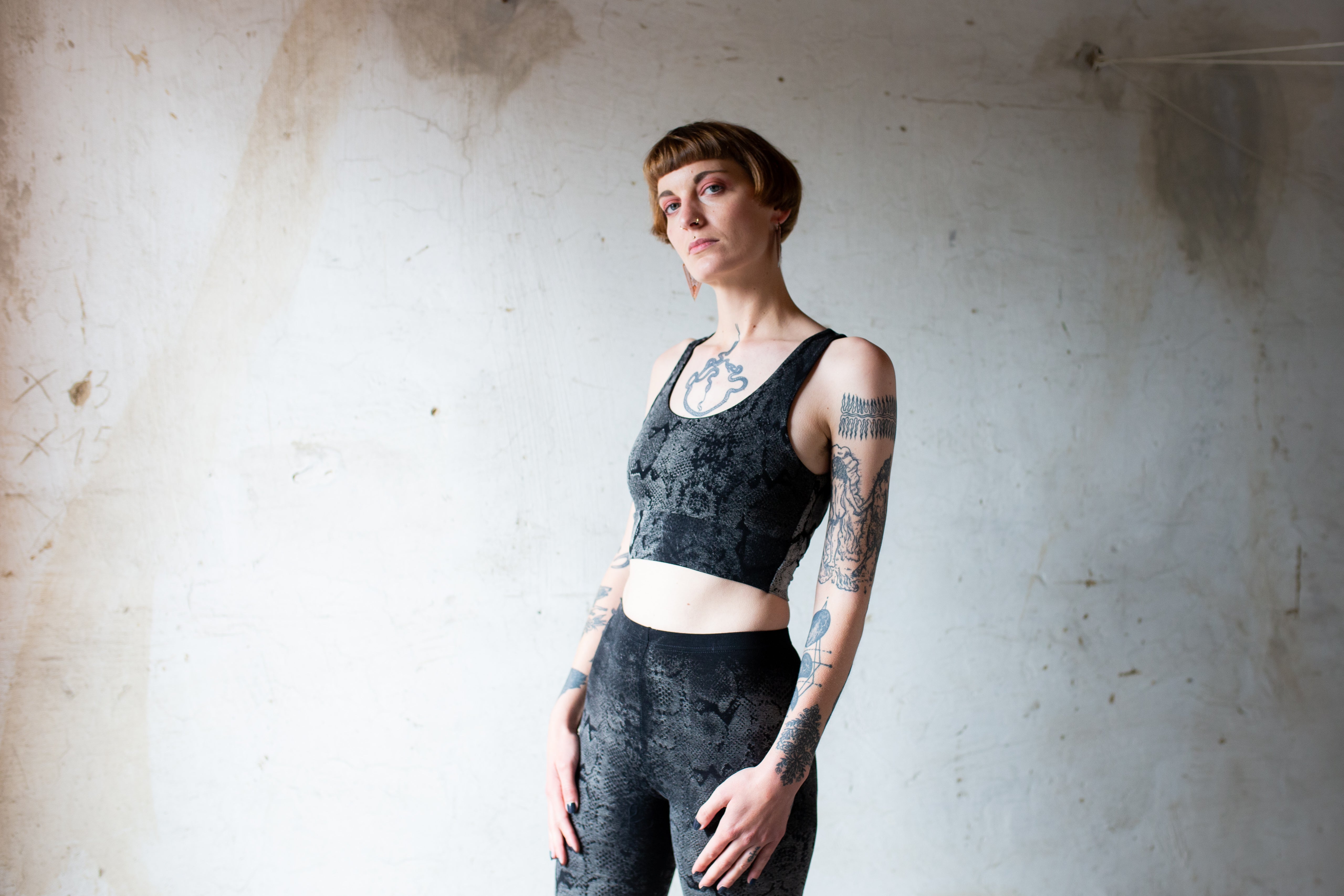 Vorderansicht Schlangenmuster Yoga Bra Top schwarz-beige-grau – elastisches Bralette, bequemes Bustier, Alternative Fashion