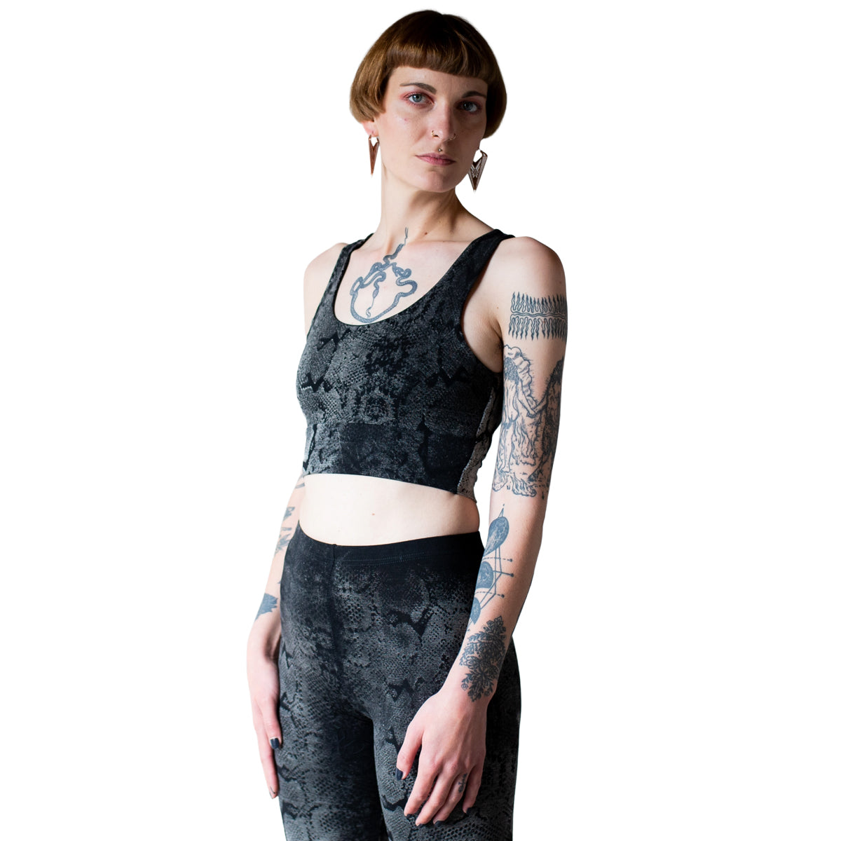 Schwarz-beige-graues Yoga Bra Top mit abstraktem Schlangenmuster, Batik-Siebdruck, Bralette-Schnitt und elastischem Stoff