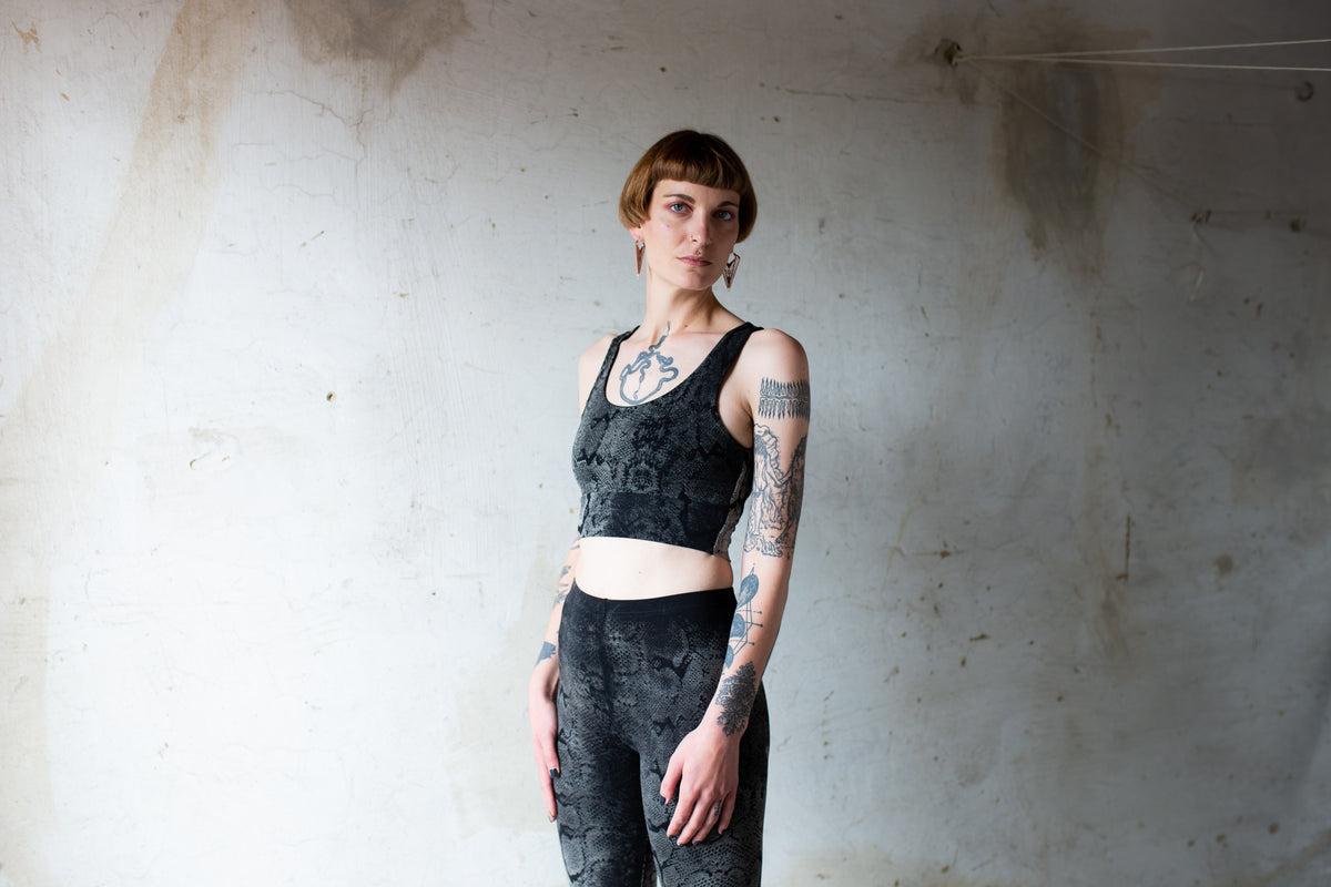 Ganzkörperansicht Frau im Schlangenmuster Bra Top schwarz-beige-grau – elastisches Bralette, Alternative Fashion, Yoga Wear