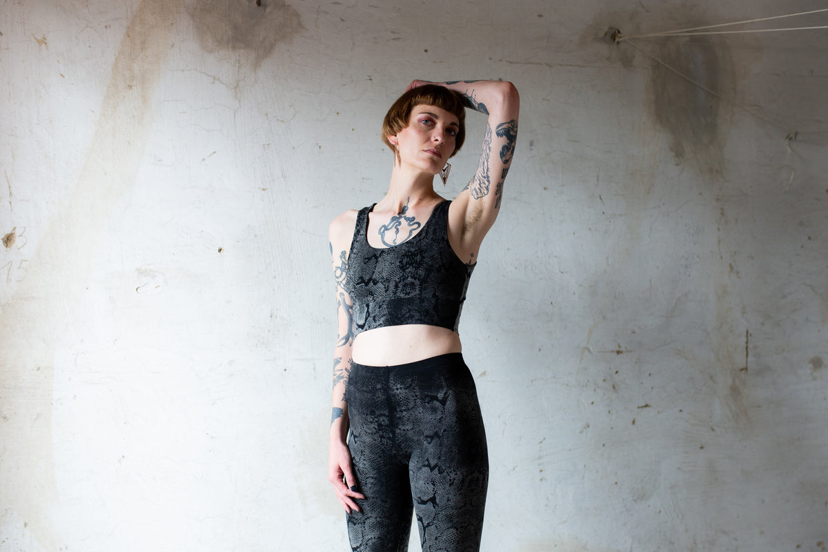 Frau trägt Yoga Bra Top mit Tie Dye Snake Print schwarz-beige-grau – komfortables Bralette / Bustier - Alternative Fashion