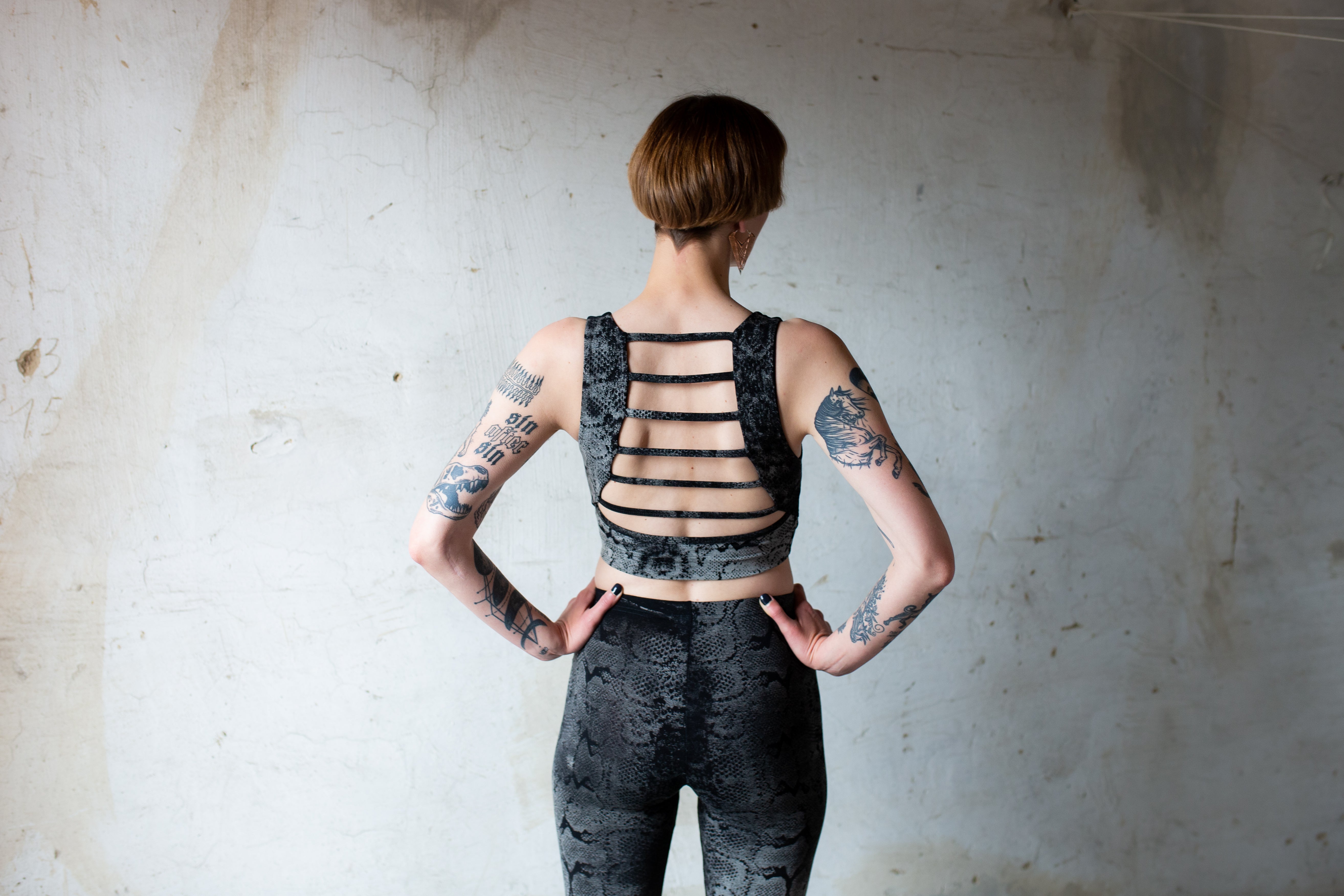 Detailaufnahme Rücken-Cut-Outs am schwarz-beige-grauen Batik Bralette mit Schlangenmuster – elastischer Bra, bequem für Sport, Alltag plus Festival