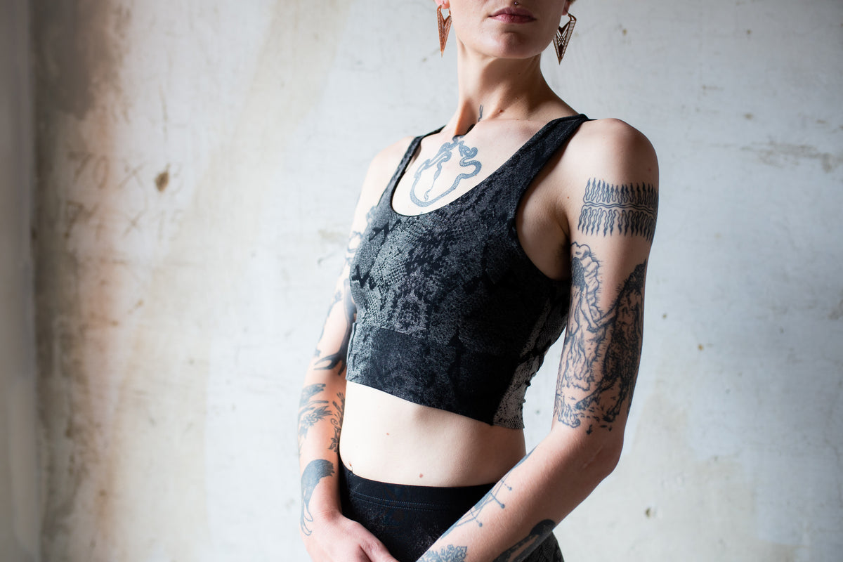 Detailaufnahme Batik Schlangenmuster Bra Top schwarz-beige-grau – bequemes Bustier im Bralette-Stil für Alt Fashion und Yoga