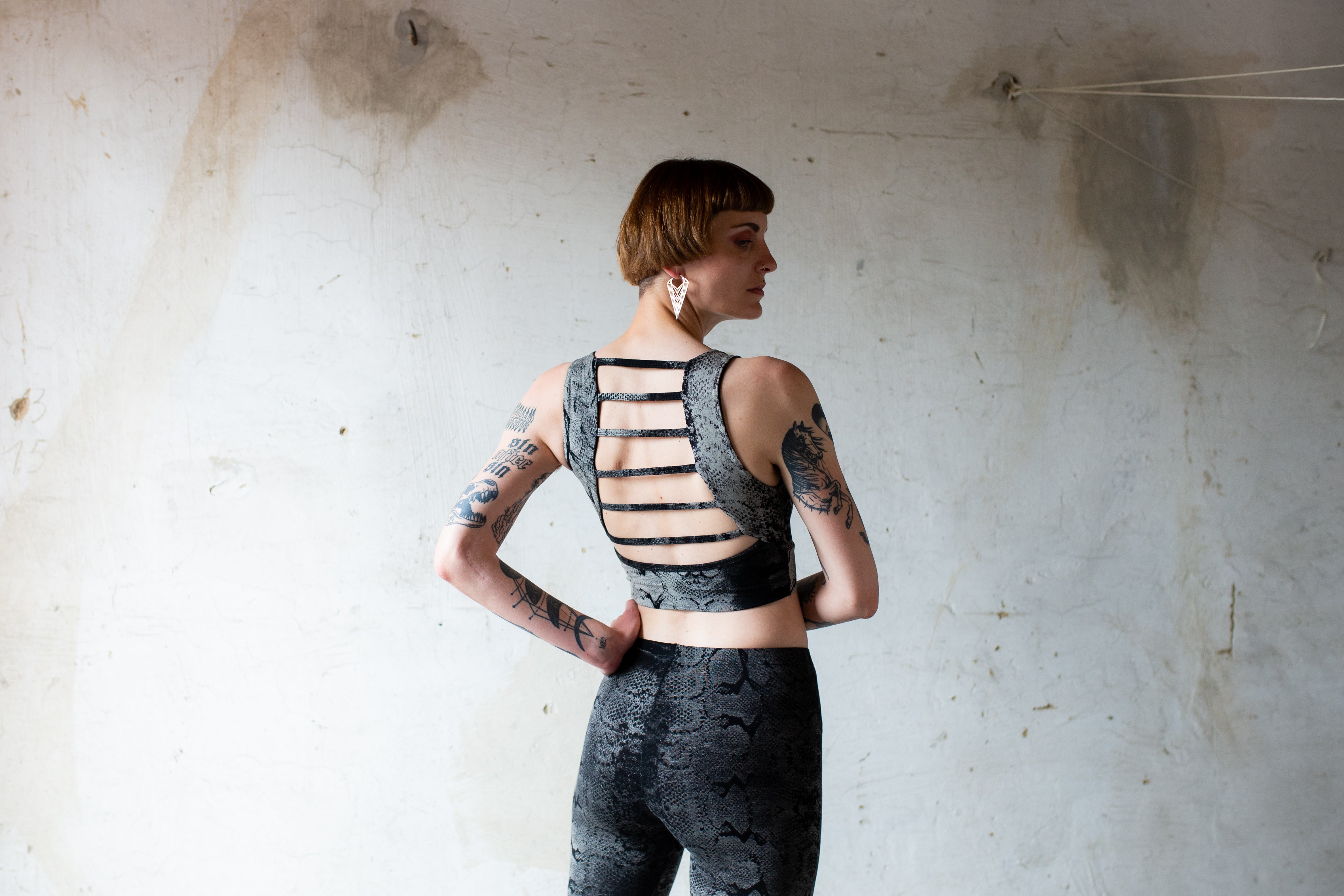 Rückenansicht Bralette mit Cuts und Batik Snake-Print schwarz-beige-grau – Stretch Yoga-Bustier, Alternative Mode, Festival