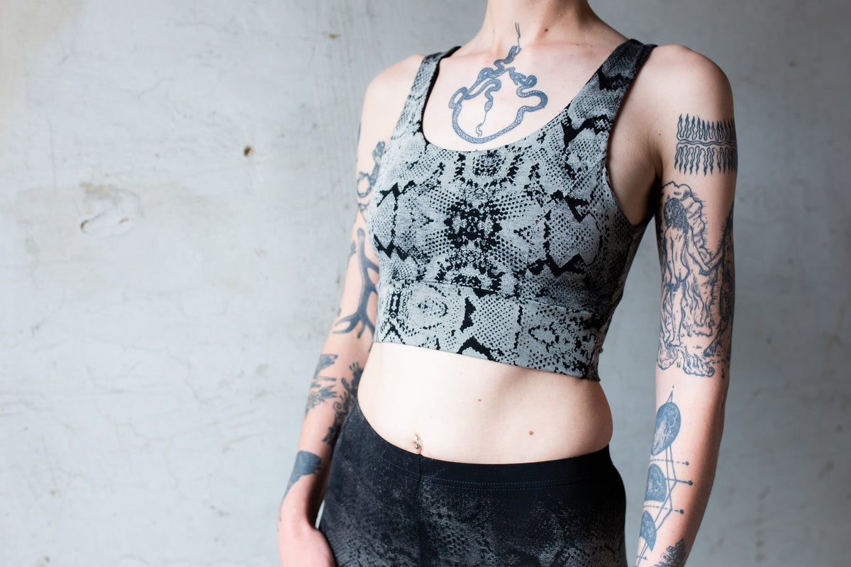 Detailaufnahme Batik Snake Print auf Yoga Bra Top schwarz-beige-grau – Bralette, bequem, elastisch, Alternative Fashion