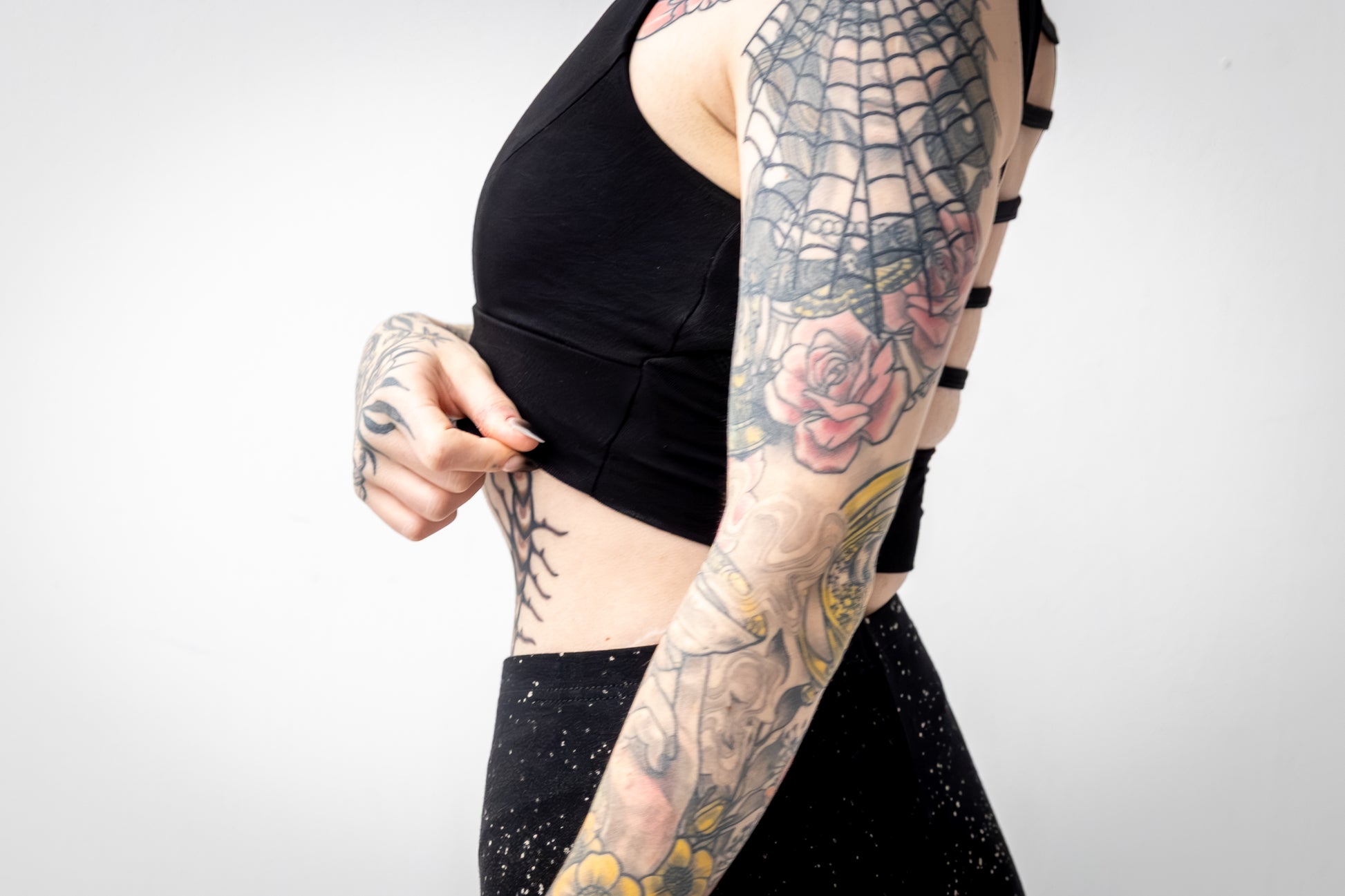 Detailaufnahme von schwarzem Bralette mit breiten Trägern und Cut
Out Details am Rücken.