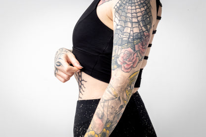 Detailaufnahme von schwarzem Bralette mit breiten Trägern und Cut
Out Details am Rücken.