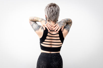 Rückenfreies Bra Top schwarz mit Cut-Out Design.