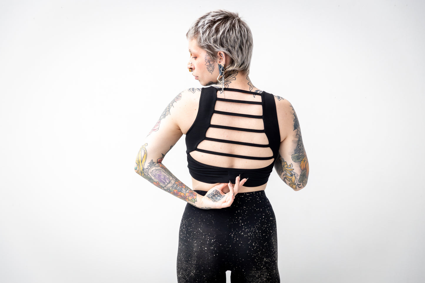 Schwarzes Bra Top mit Cut-Out Rückenansicht.