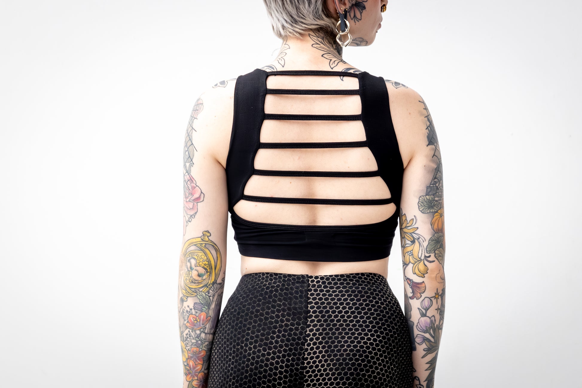 Bequemes Yoga Bustier in schwarz mit offenem Rücken.