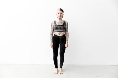 Crop Top - Kurztop - mit abstrakt-filigranem Batikmuster - Batik, Siebdruck - schwarz-beige-grau