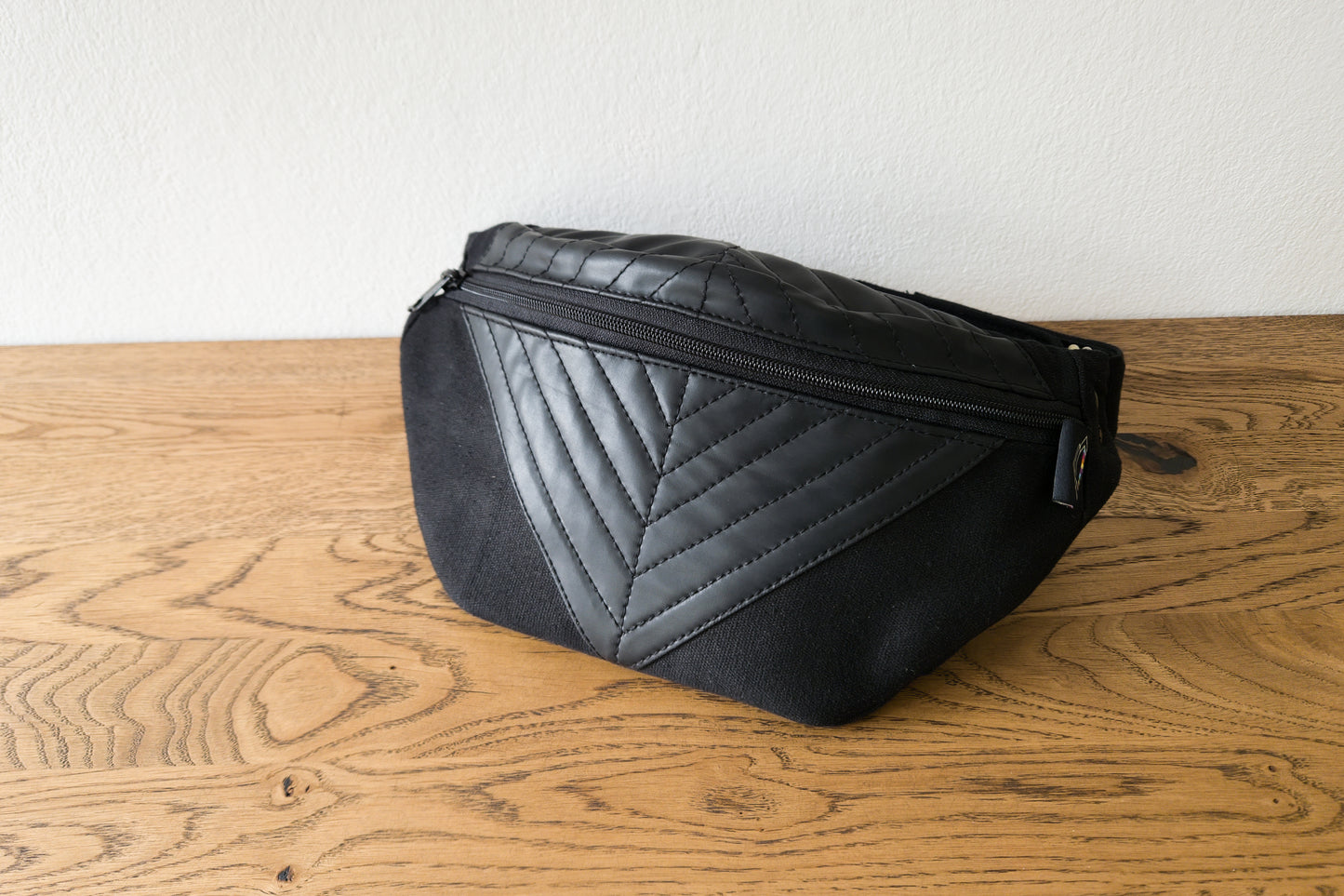 Frontansicht Crossbody-Tasche mit Kunstleder und Nahtstruktur.