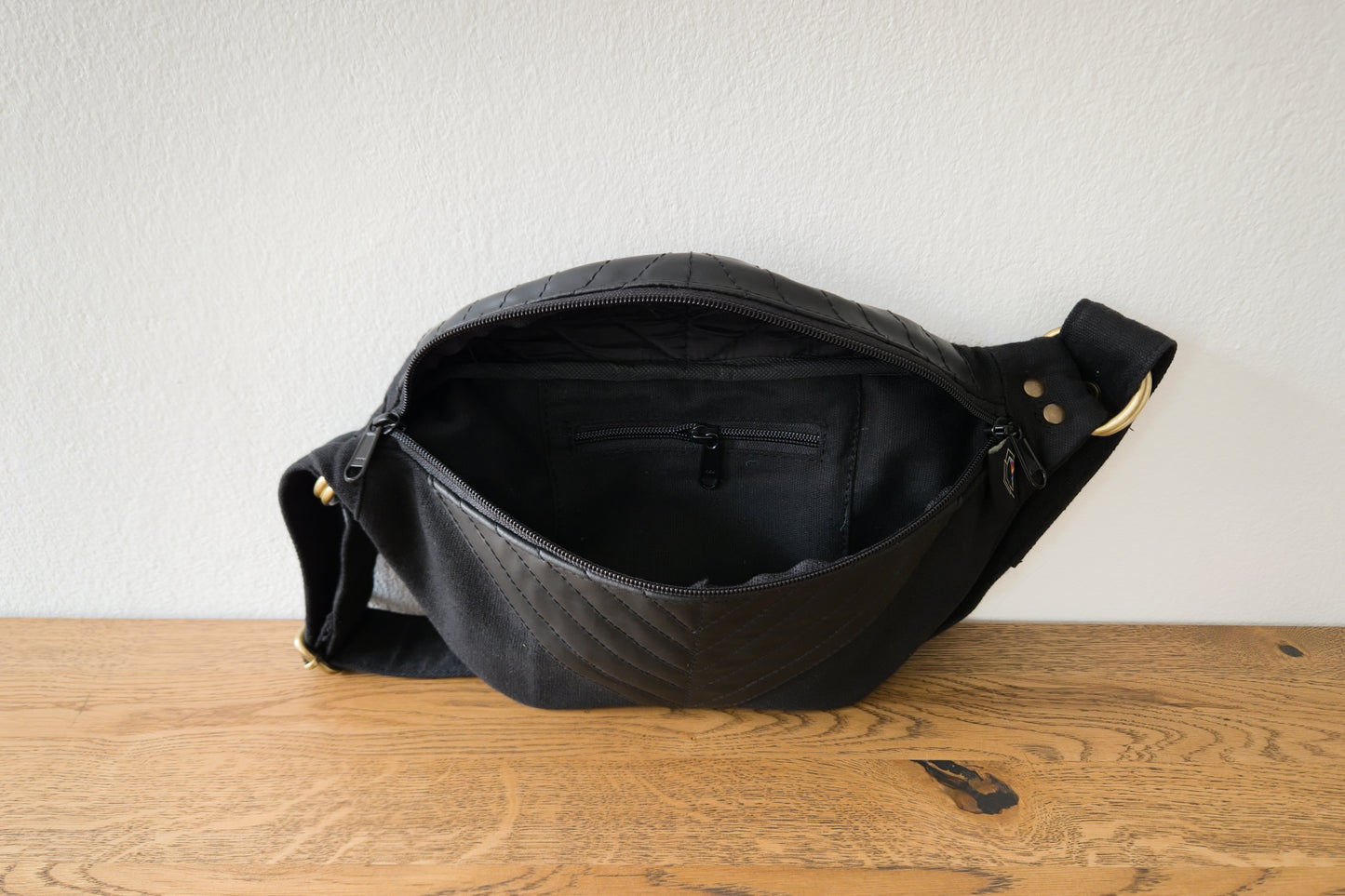 Schwarze Crossbody-Tasche aus Baumwolle mit Kunstleder, Hauptfach geöffnet mit Innentasche.