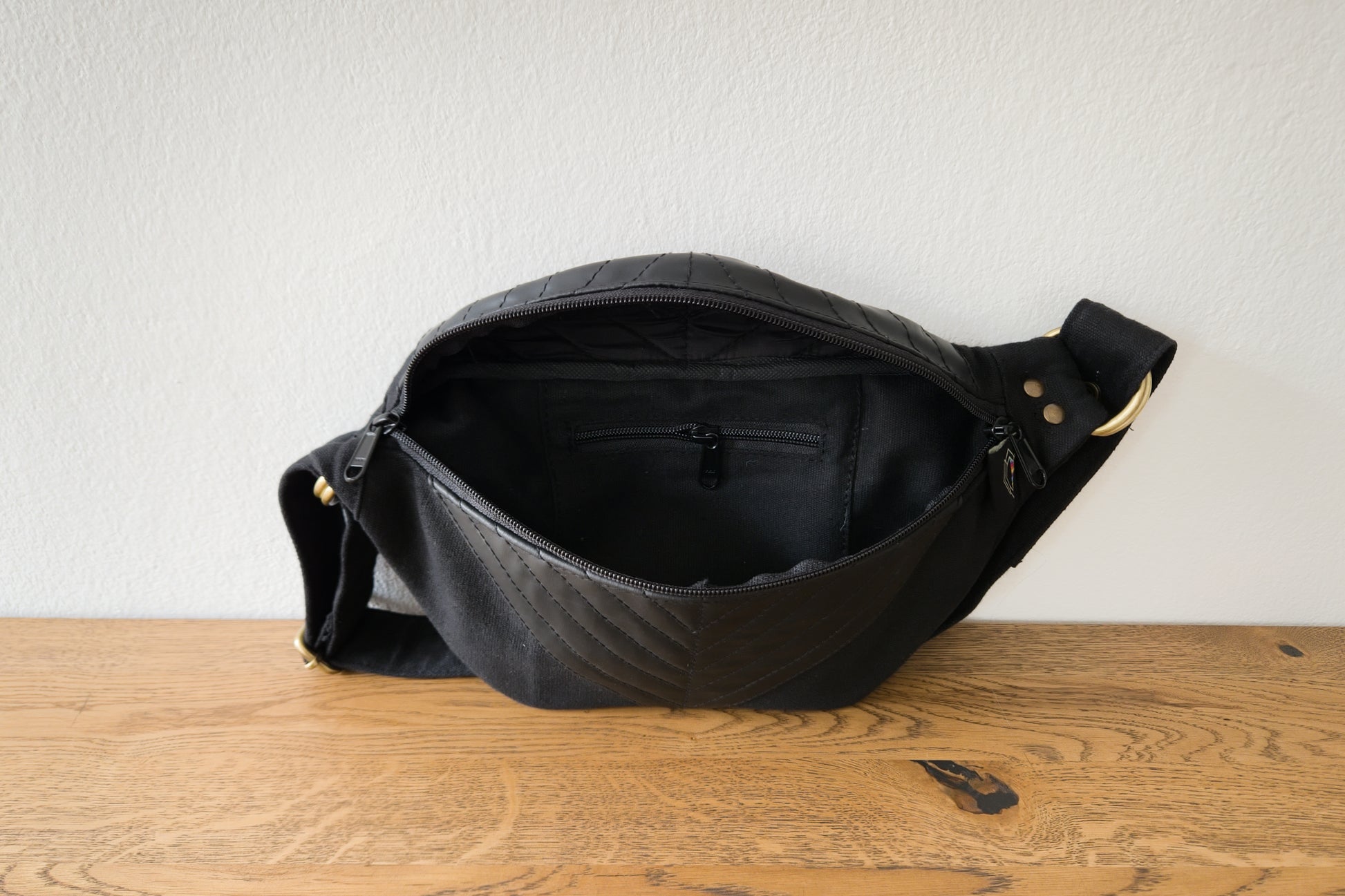 Schwarze Crossbody-Tasche aus Baumwolle mit Kunstleder, Hauptfach geöffnet mit Innentasche.