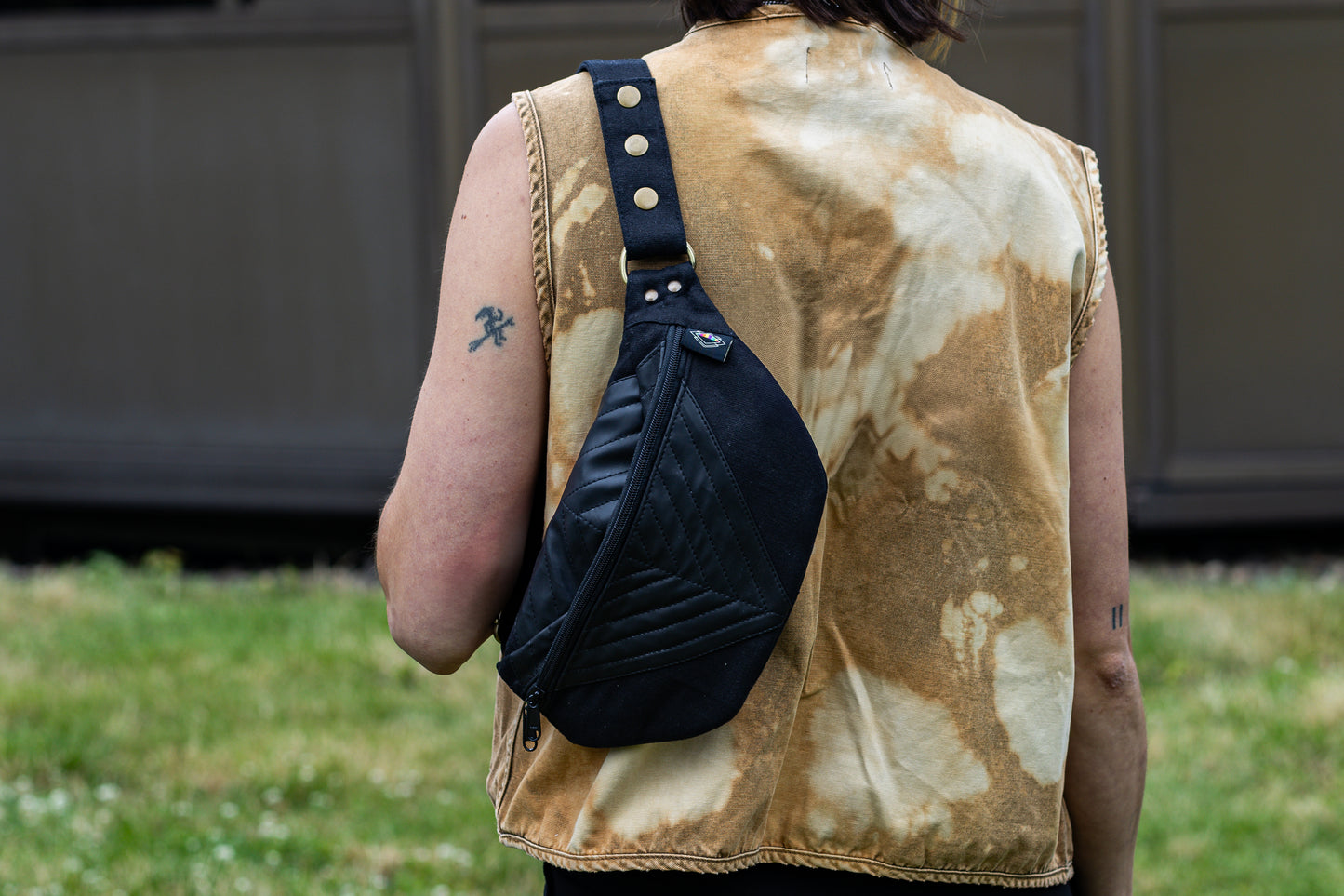 Crossbody-Tasche aus Baumwolle mit Kunstleder und Nahtstruktur in schwarz, getragen als Schultertasche.