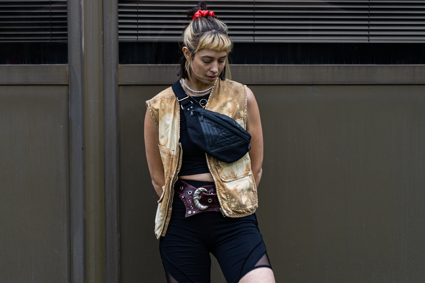 Crossbody-Tasche aus Baumwolle mit Kunstleder in schwarz, getragen an weiblich gelesenem alternativem Model.