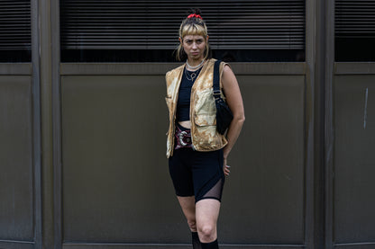 Alternatives Model mit Rave-Outfit trägt schwarze Crossbody-Tasche aus Baumwolle über die Schulter gehängt.