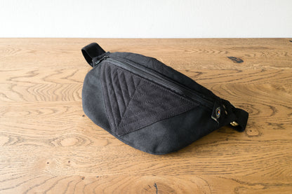 Frontansicht Crossbody-Tasche mit Nahtstruktur.