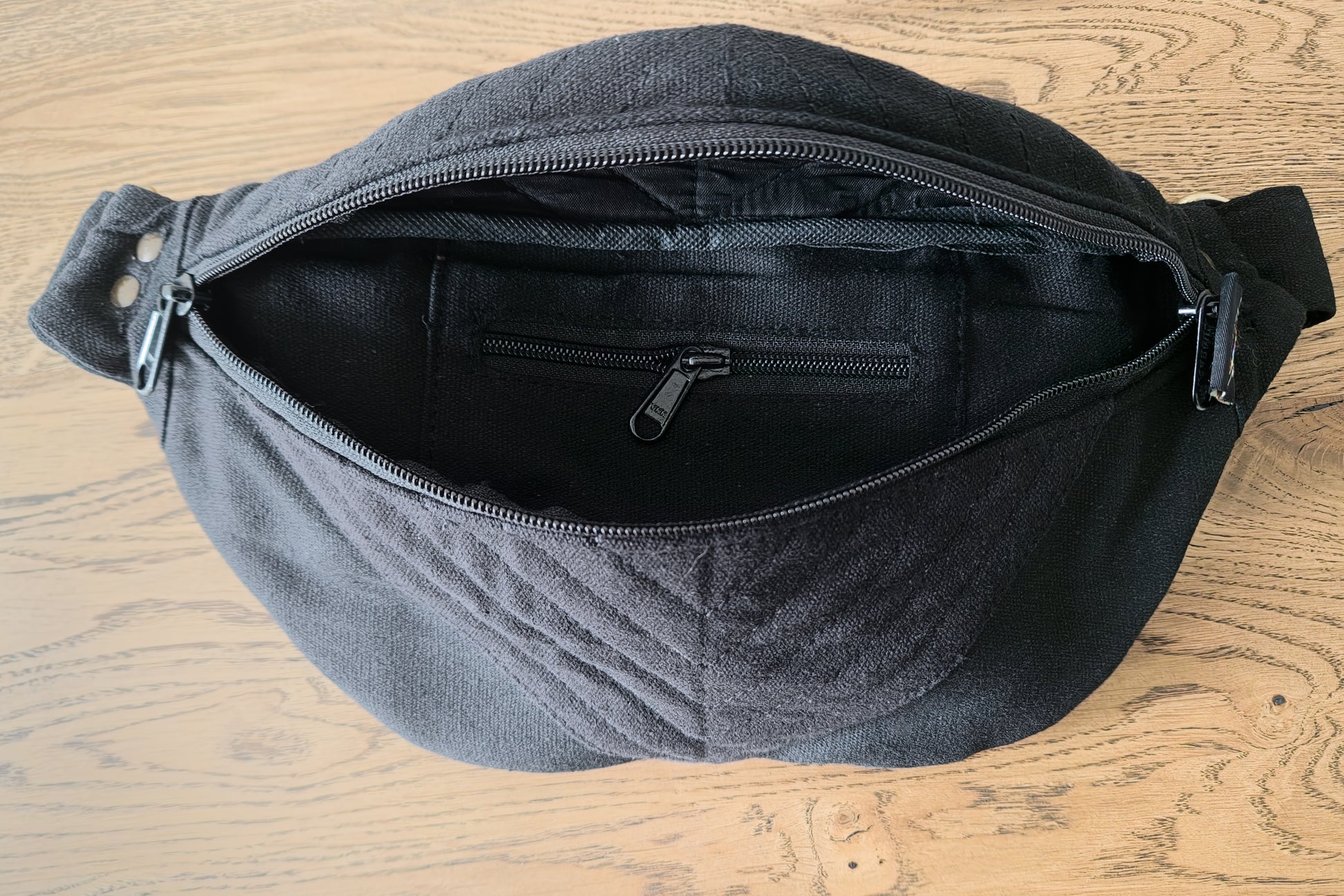 Schwarze Crossbody-Tasche aus Baumwolle, Hauptfach geöffnet mit Innentasche.