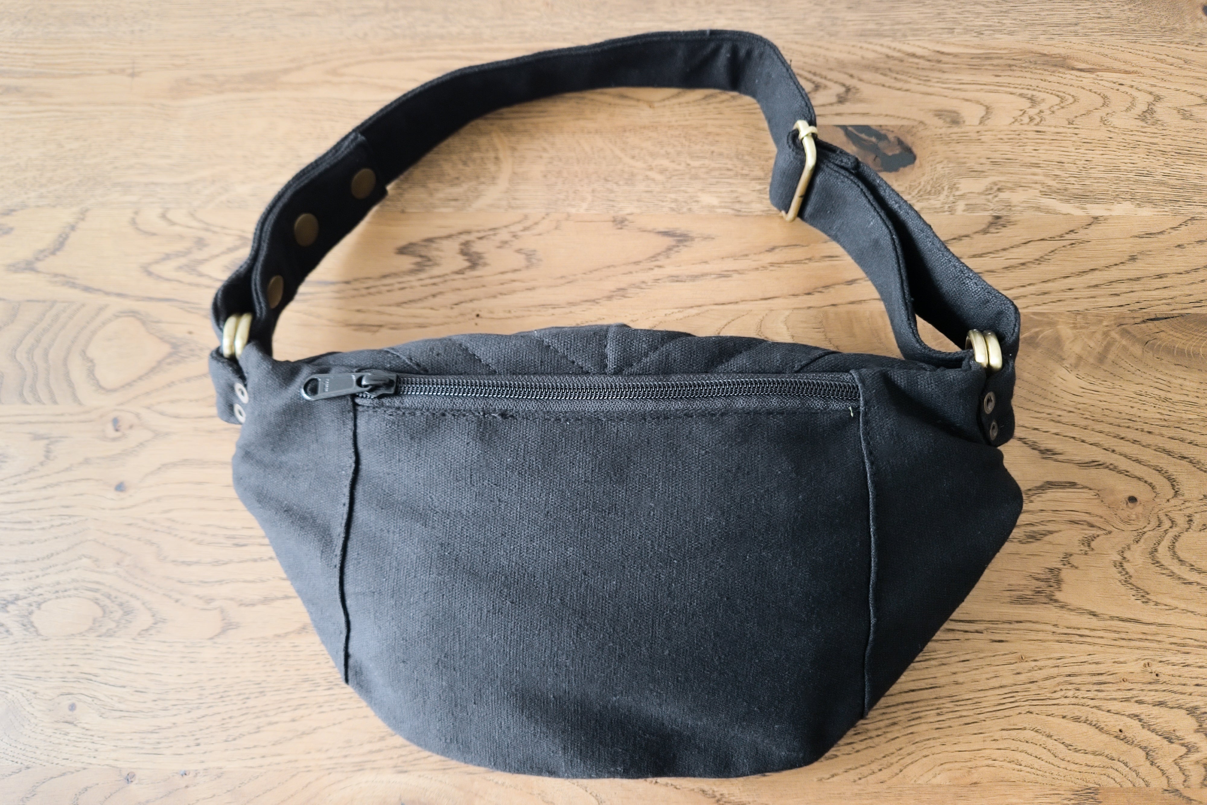 Crossbody-Tasche in schwarz, Rückseite mit Reißverschlussfach.