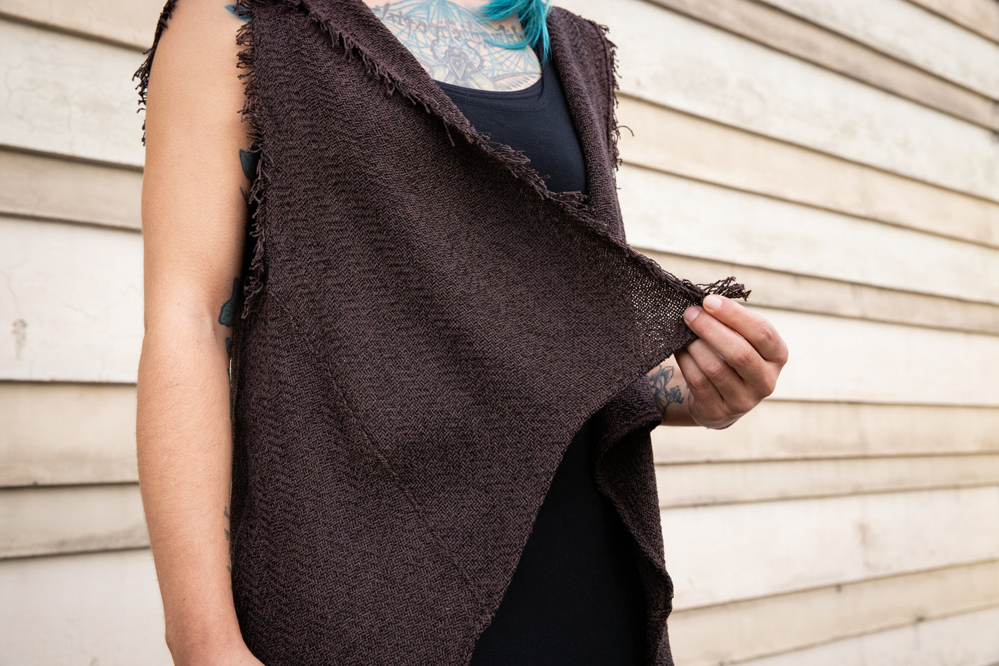 Vest in Knitted Look with Fringes and Large Hood - brown