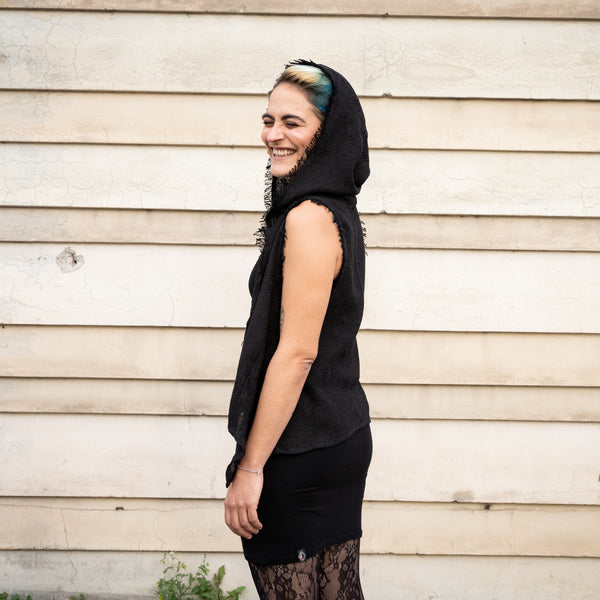 Vest in Knitted Look with Fringes and Large Hood - black