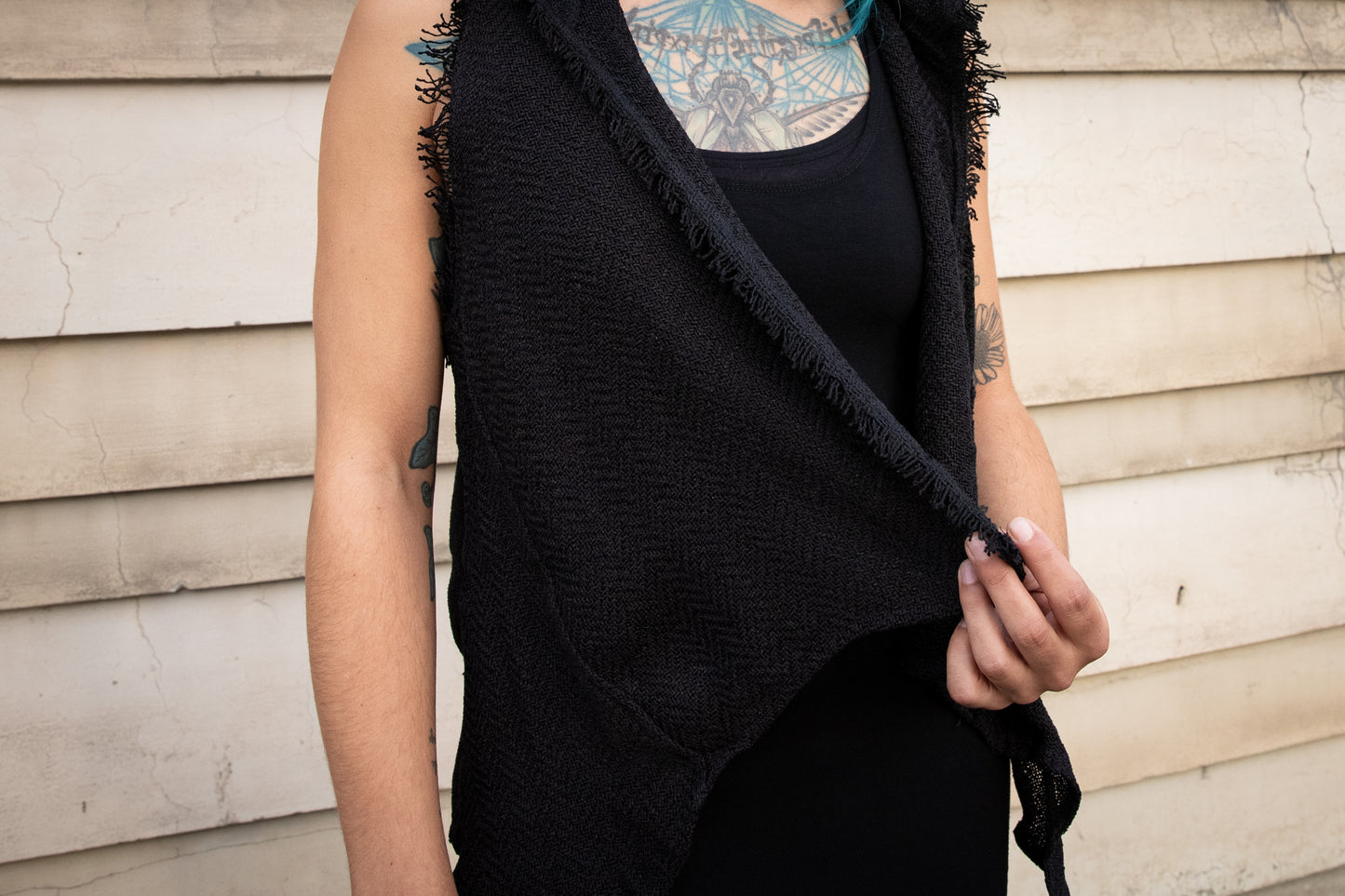 Vest in Knitted Look with Fringes and Large Hood - black