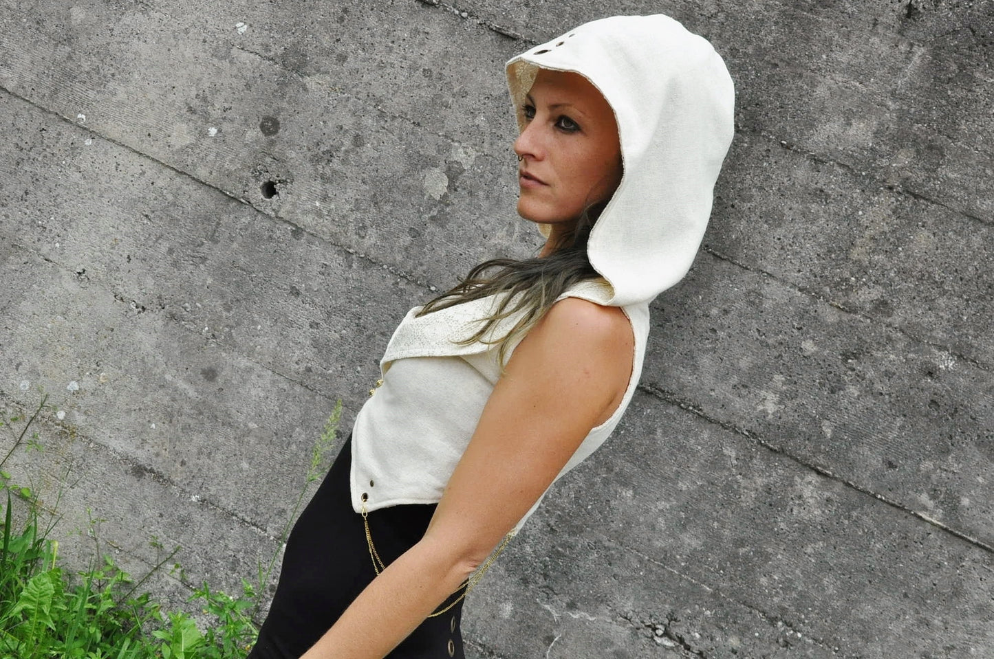 Hooded Vest with Rivets and Brass Chains - offwhite