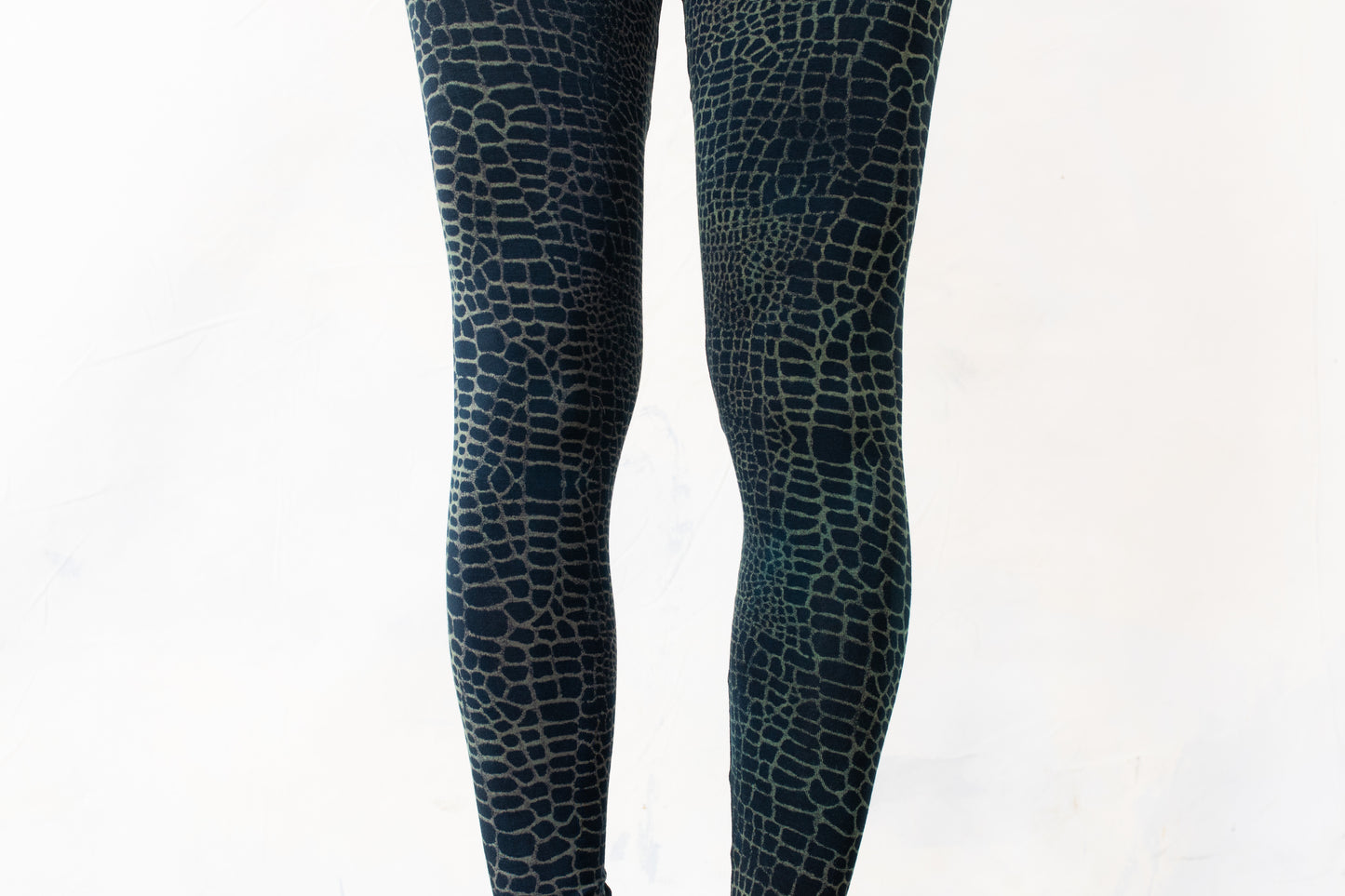 Leggings with an abstract Alligator Pattern - unisex - blue-green