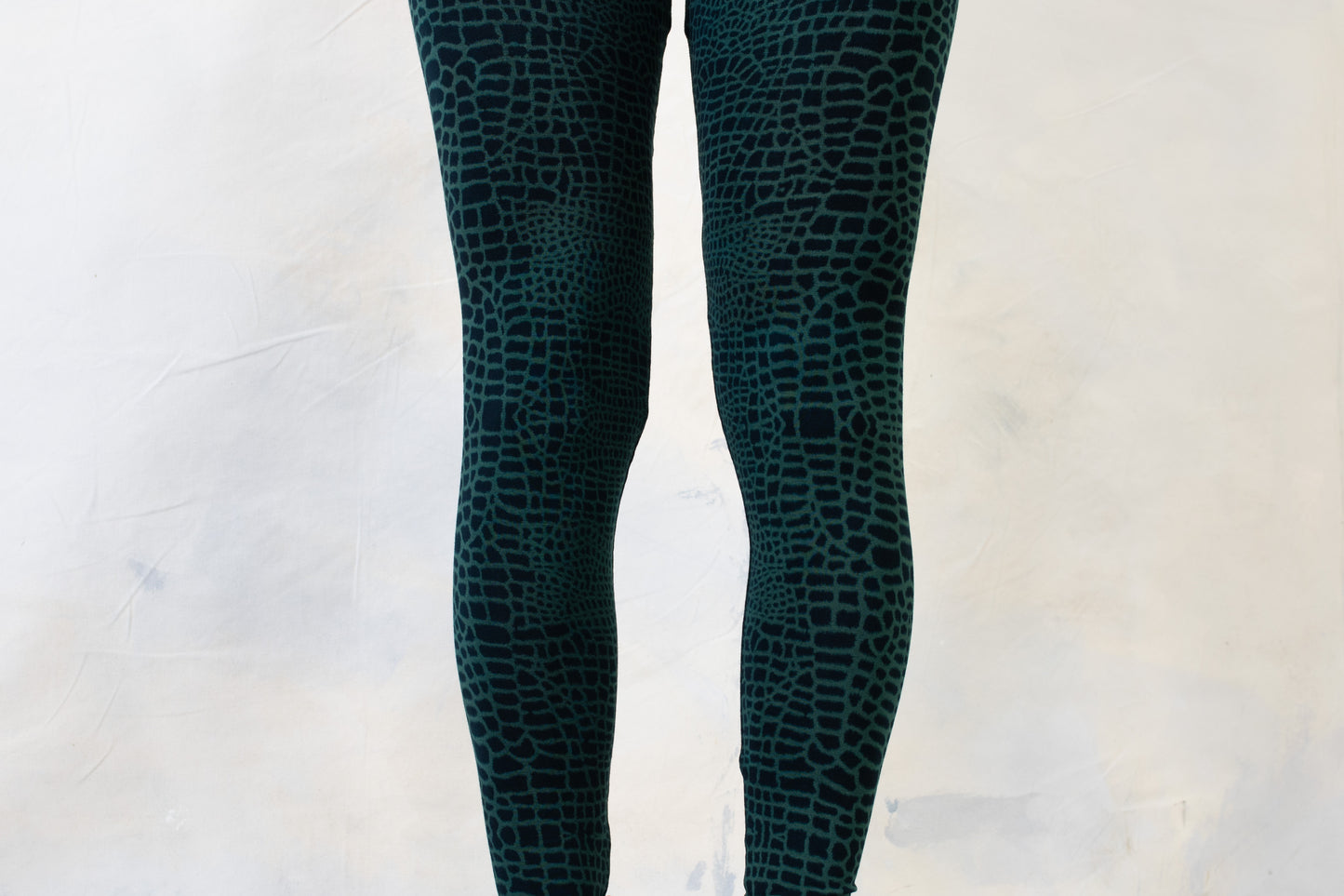 Leggings with an abstract Alligator Pattern - unisex - blue-green