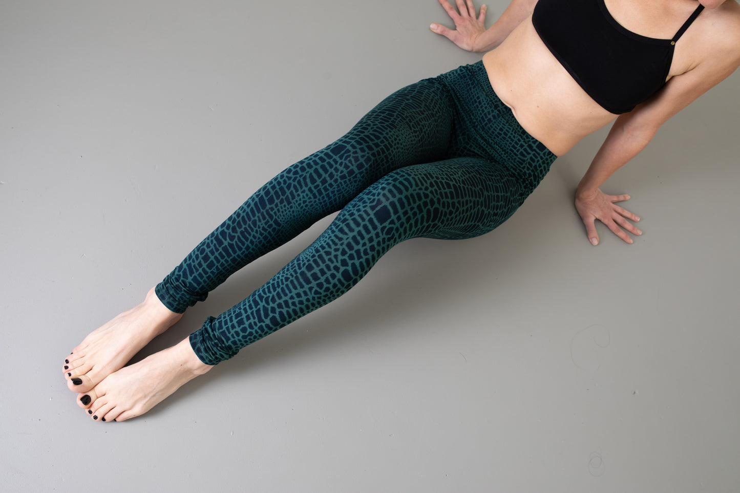 Leggings with an abstract Alligator Pattern - unisex - blue-green