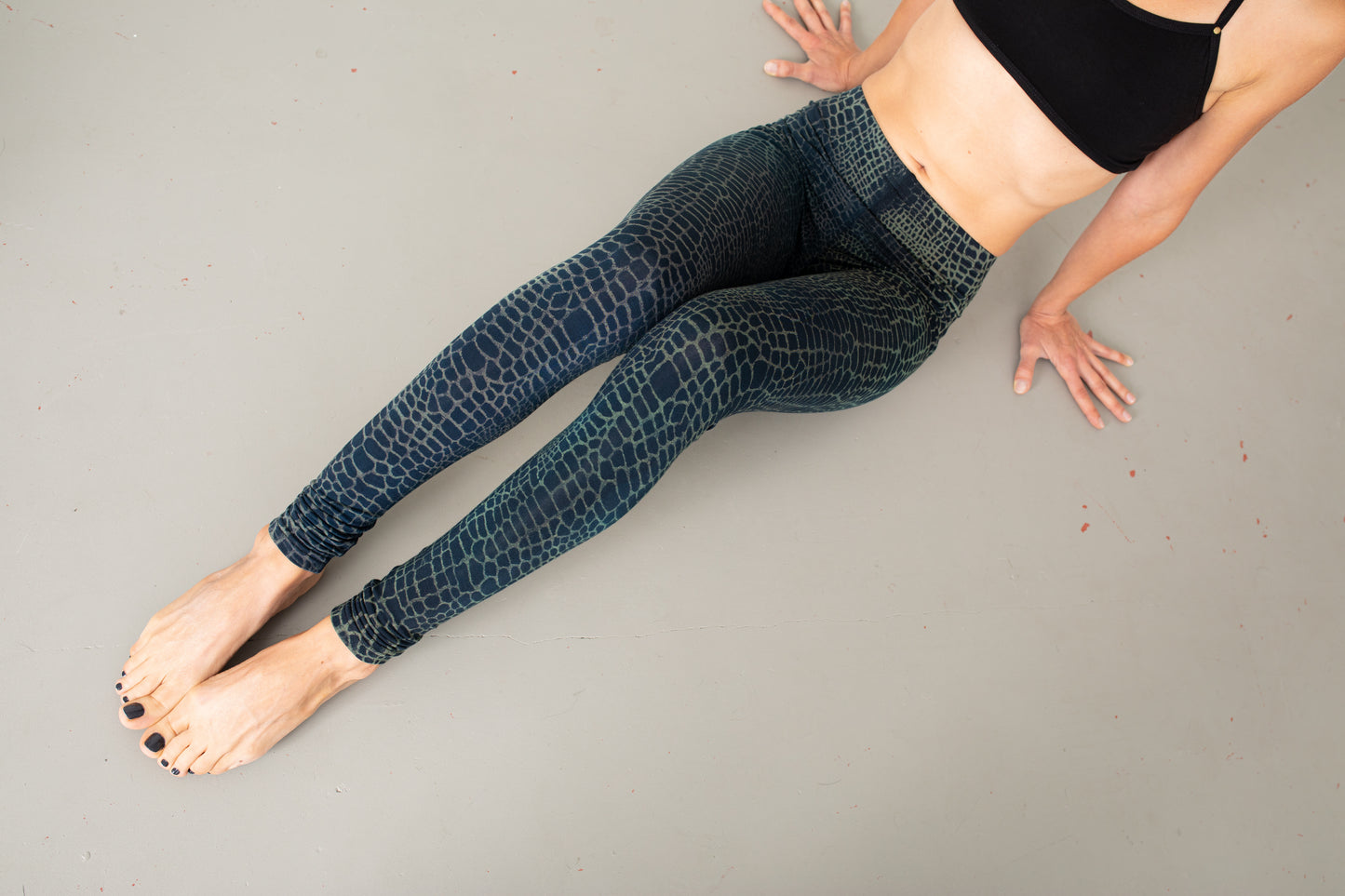 Leggings with an abstract Alligator Pattern - unisex - blue-green