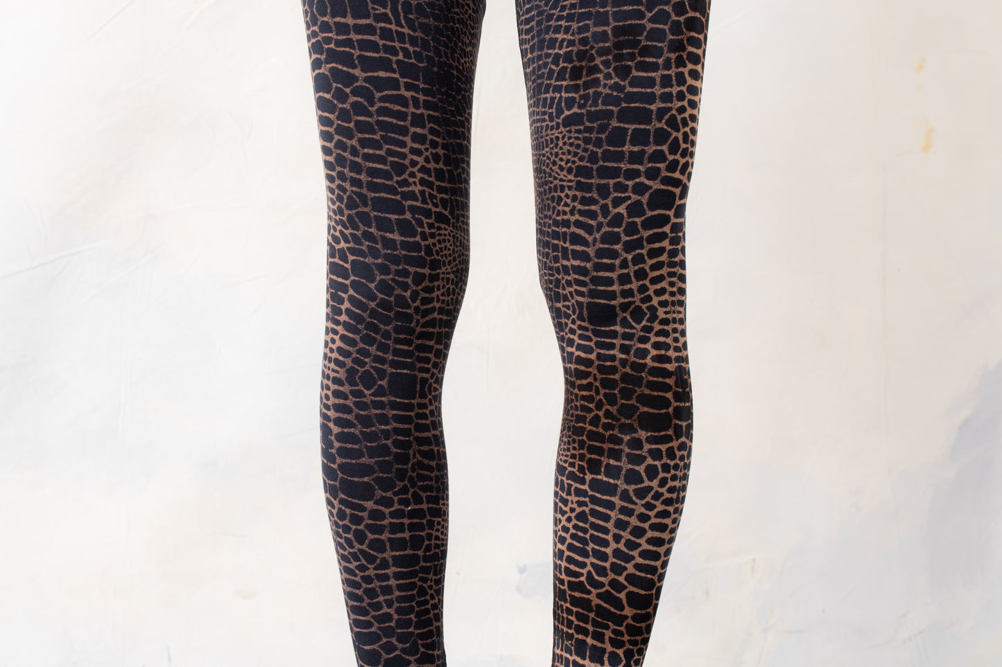 Leggings with an abstract Alligator Pattern - unisex - rusty brown-apricot